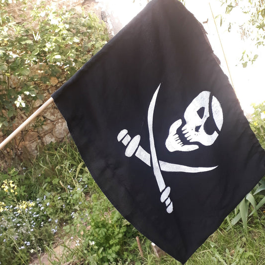 Tuto : fabriquer un drapeau pirate en recyclant un vêtement