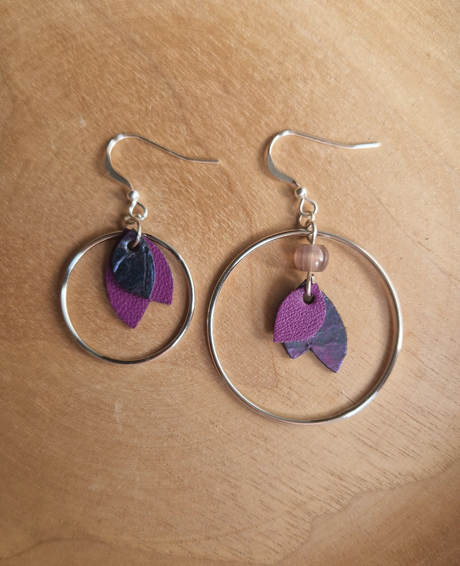 Boucles d'oreille asymétriques violette