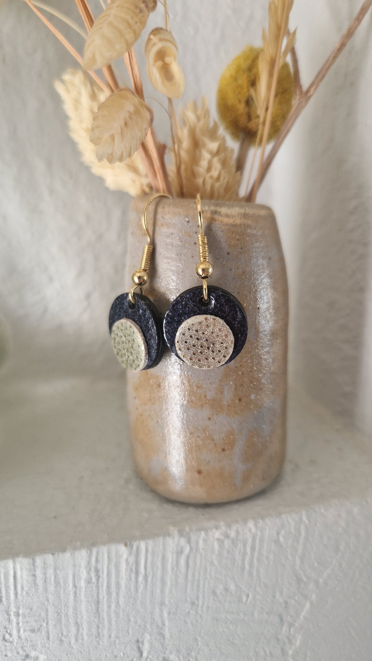 Petites boucles d'oreille rondes en cuir bleu nuit et doré