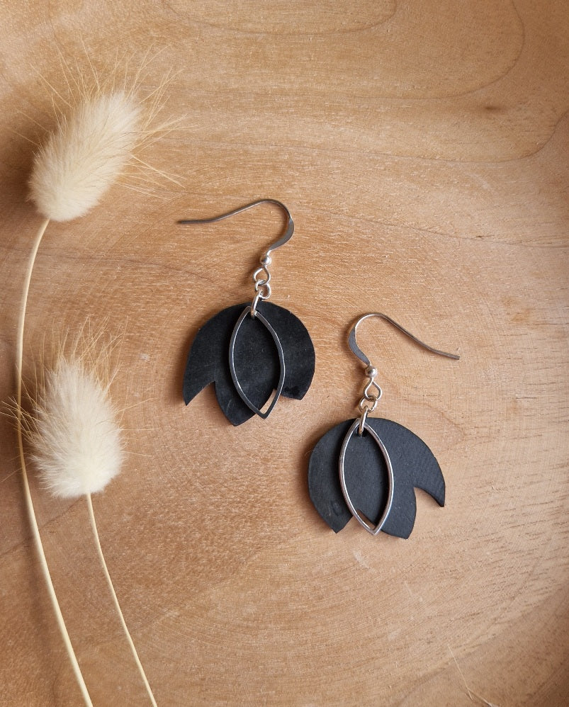 Boucles d'oreille fleur de lotus écoresponsable en chambre à air