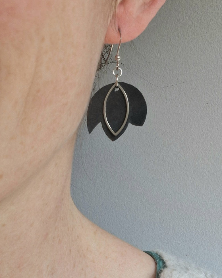 Boucles d'oreille fleur de lotus écoresponsable en chambre à air
