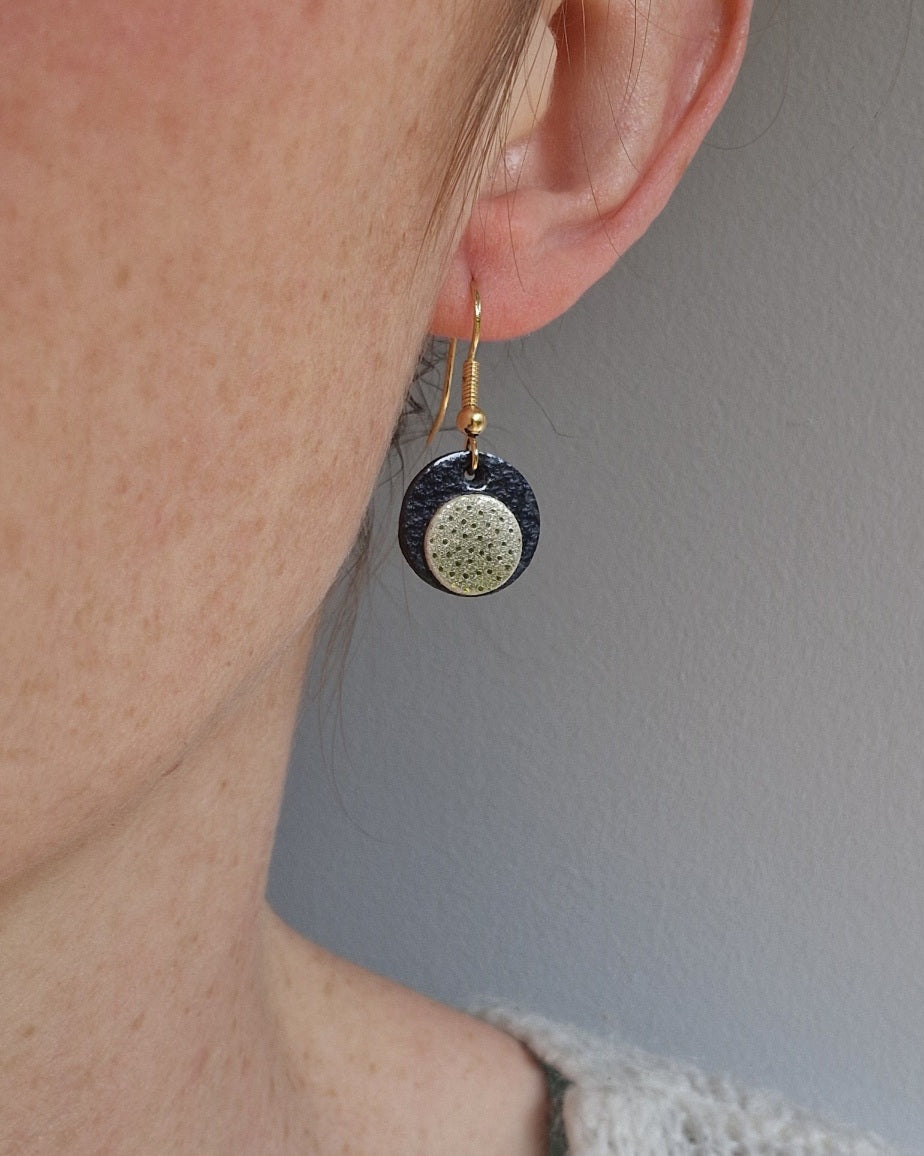Petites boucles d'oreille rondes en cuir bleu nuit et doré
