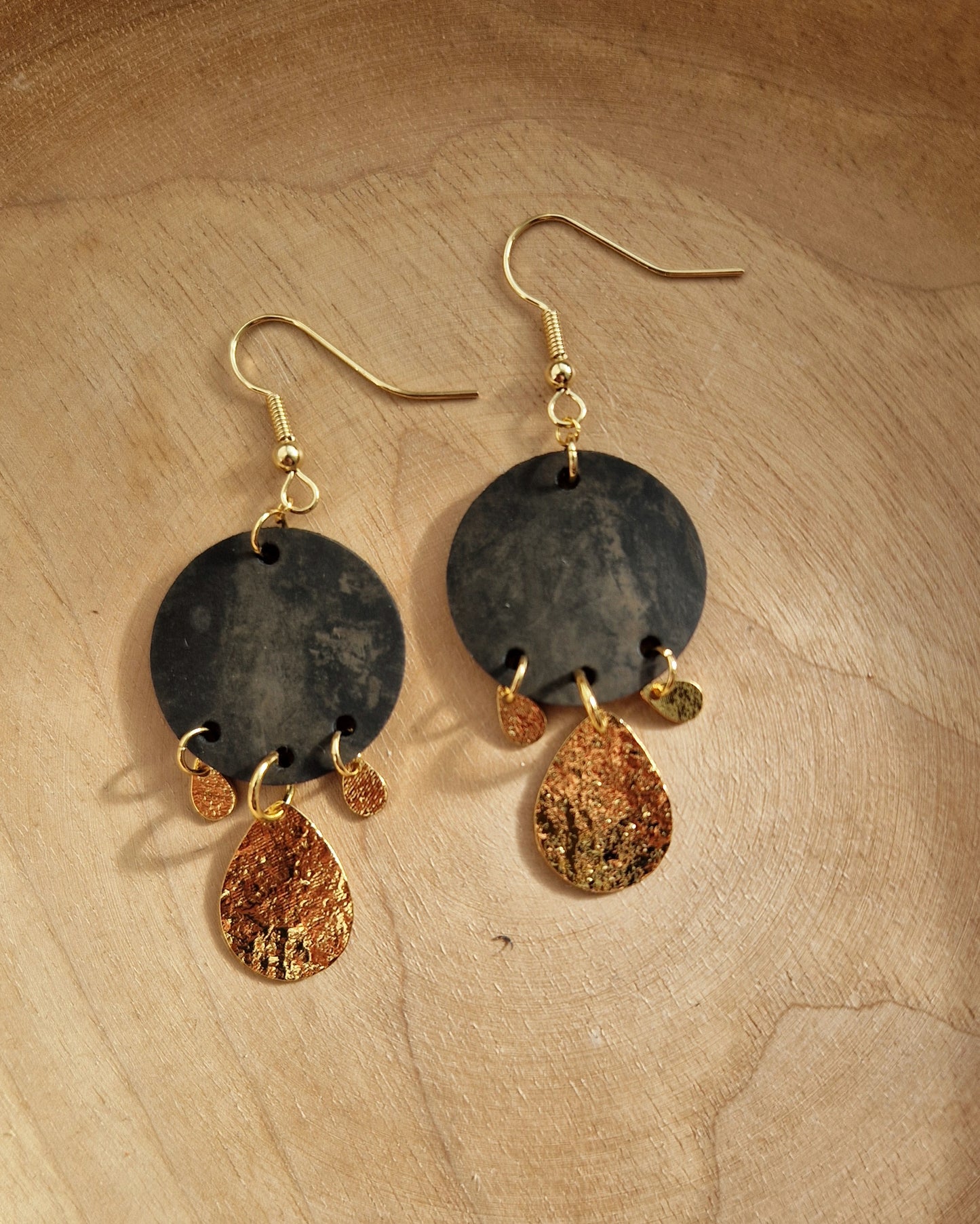 Boucles d'oreille noir et or soleil