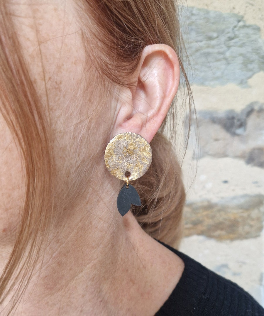 Boucles d’oreille or et noir puces