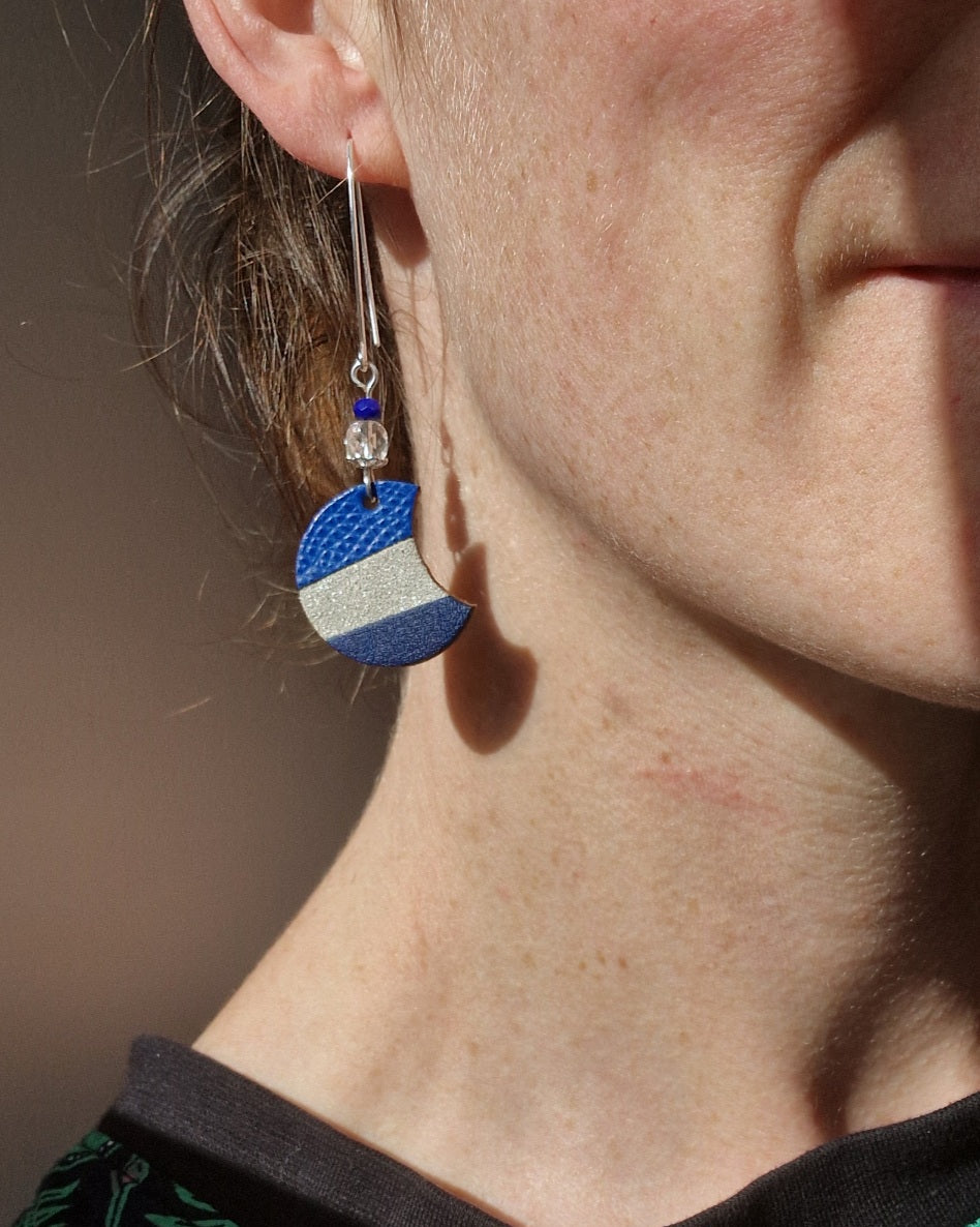 Boucles d’oreille pendantes en cuir recyclé lune bleu