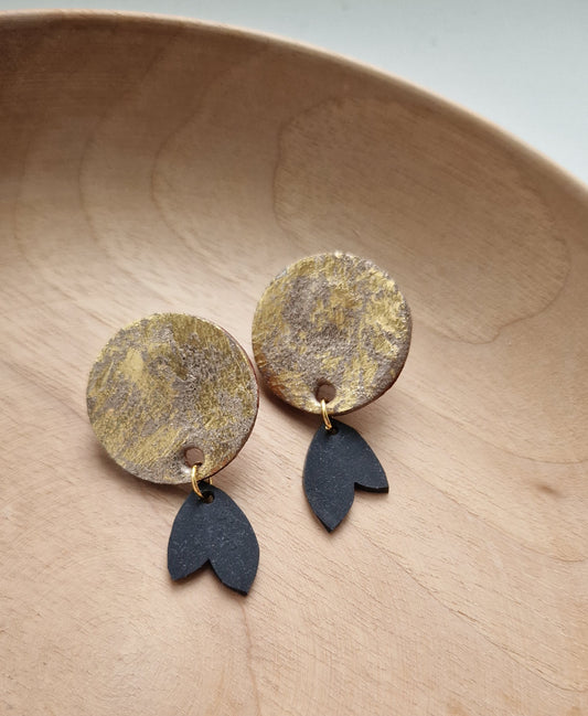 Boucles d’oreille or et noir puces