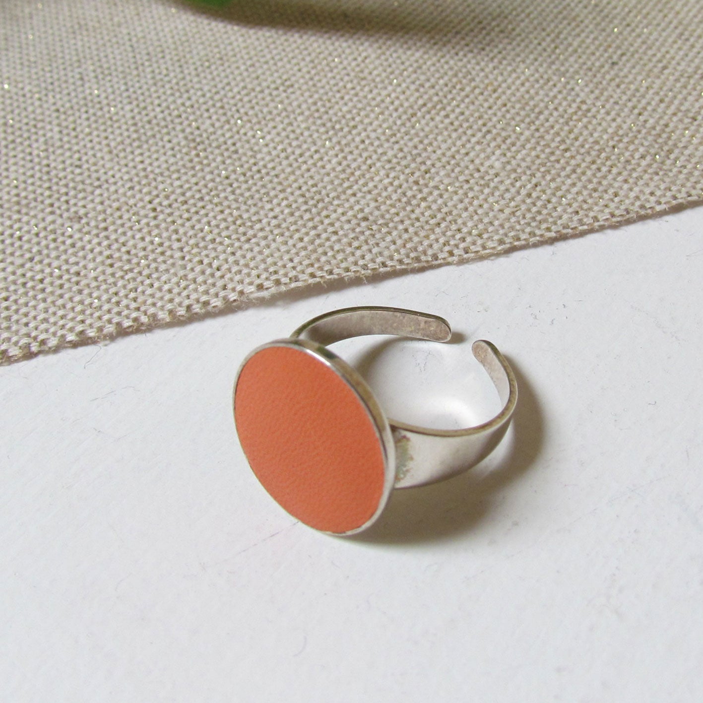 Bague en cuir orange