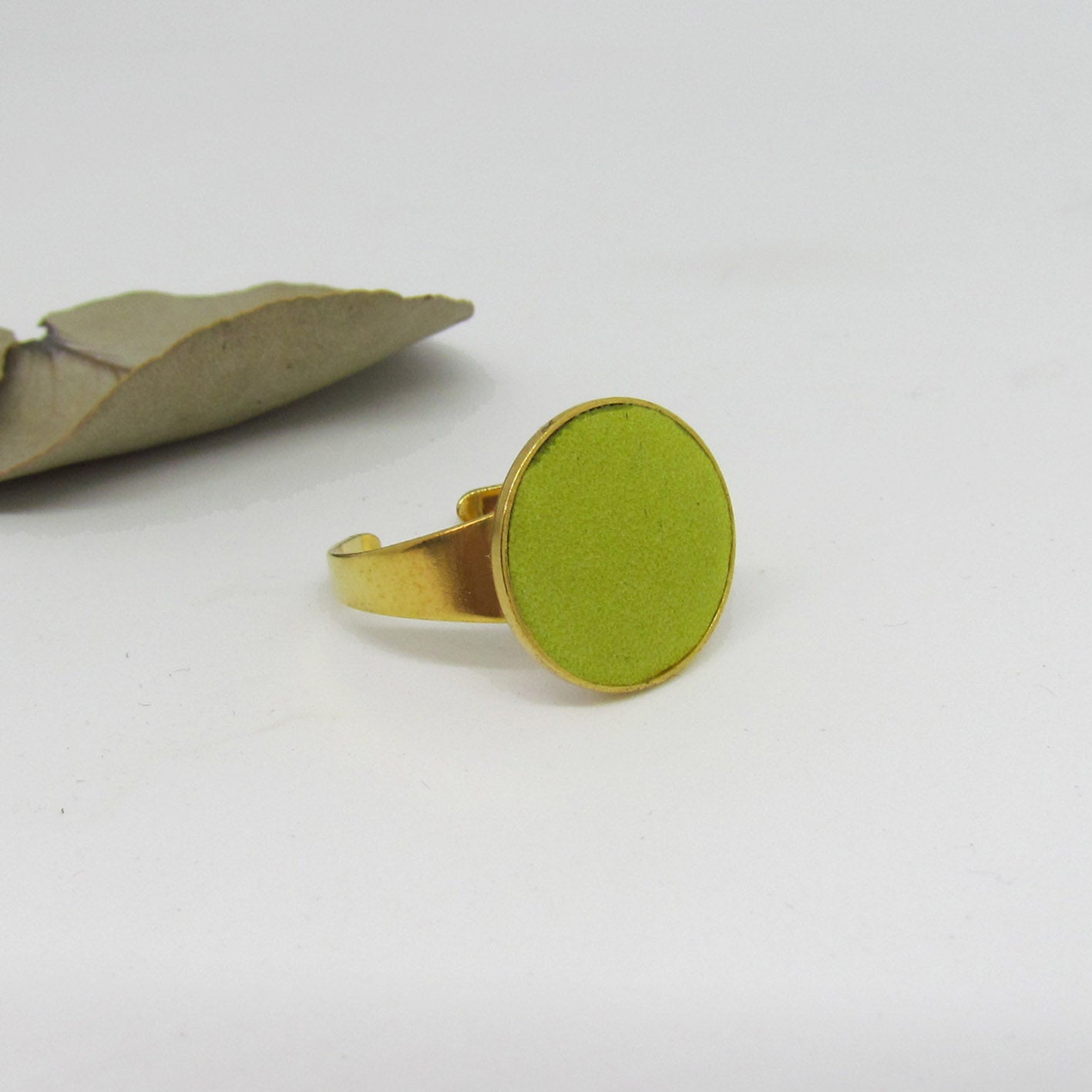 Bague ronde en cuir vert anis