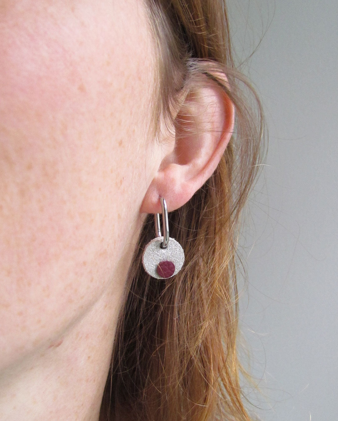 Boucles d'oreille asymétriques toute rondes blanc pailleté et framboise