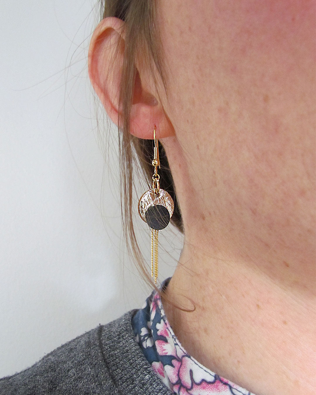 Boucles d'oreille rondes et fines or et noir / Isabelle