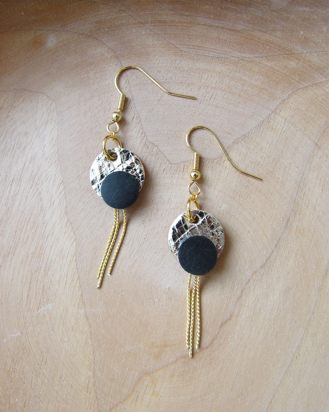 Boucles d'oreille rondes et fines or et noir / Isabelle