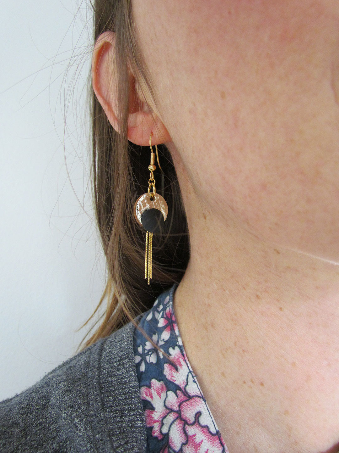 Boucles d'oreille rondes et fines or et noir / Isabelle