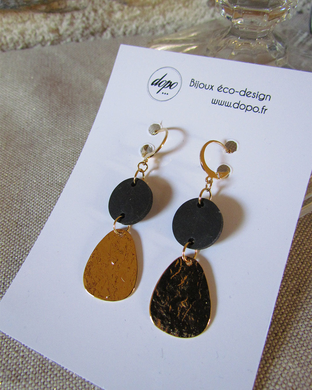 Boucles d'oreille pendantes or et noir