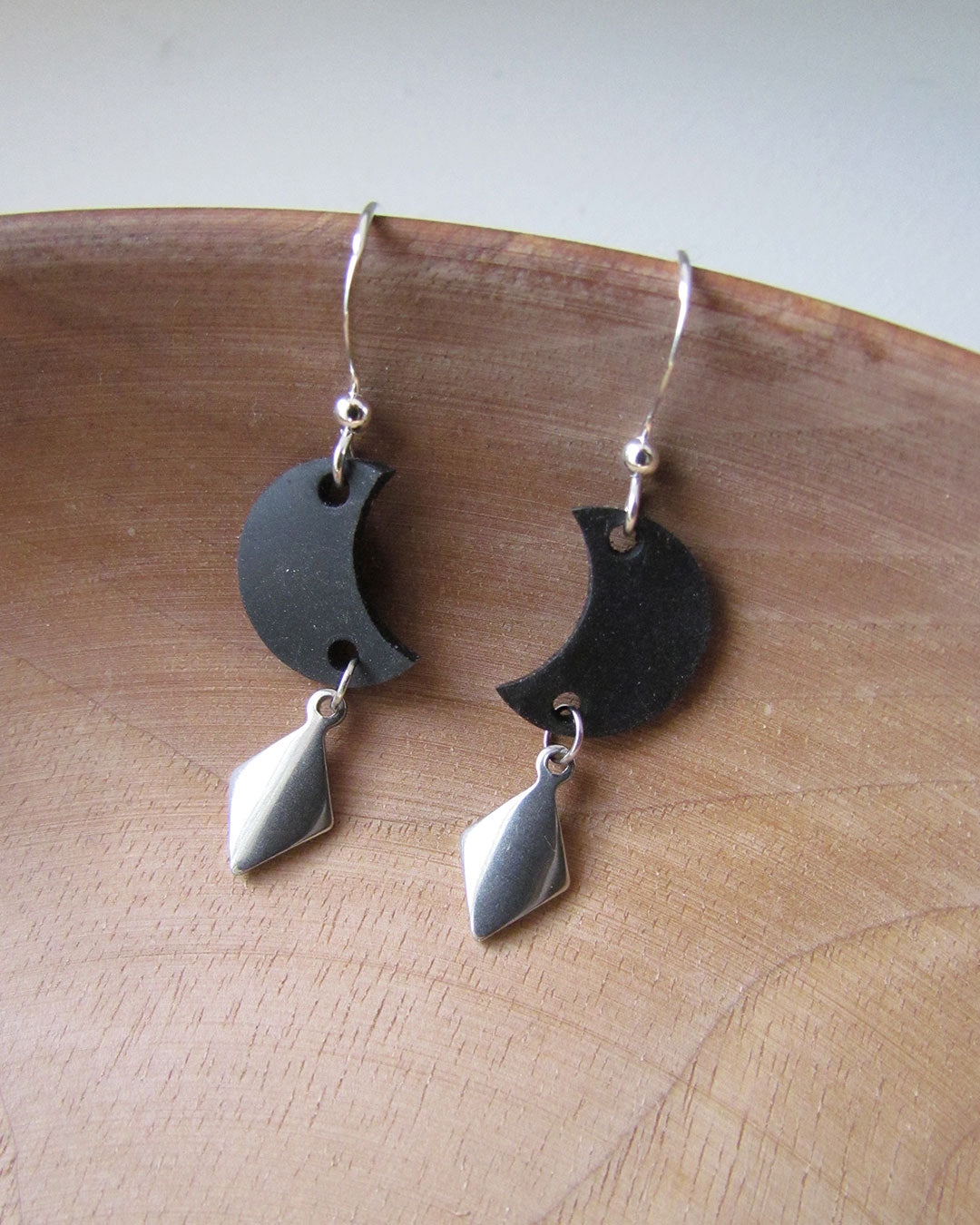 Boucles d'oreille lune noir