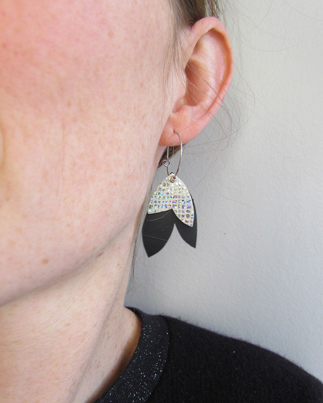 Boucles d'oreille créoles en pétales noir et cuir à facettes