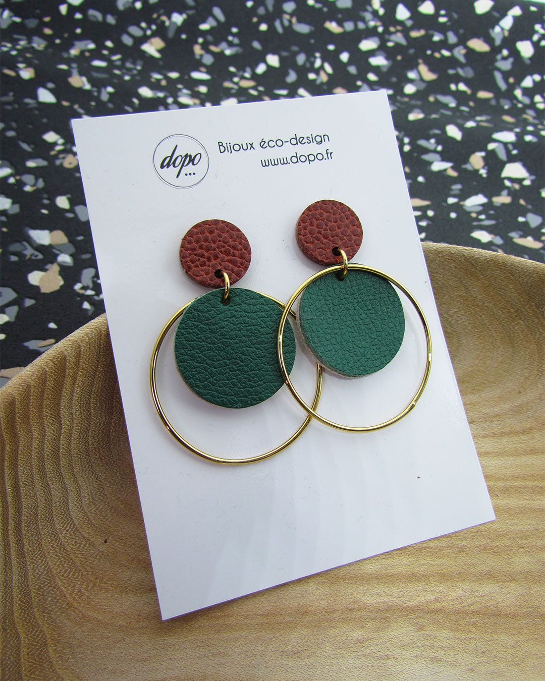 Boucles d'oreille puce en cuir marron et vert