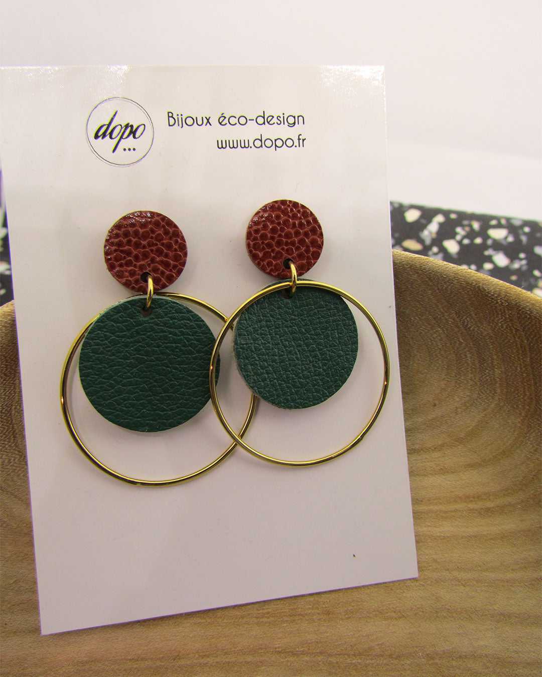 Boucles d'oreille puce en cuir marron et vert