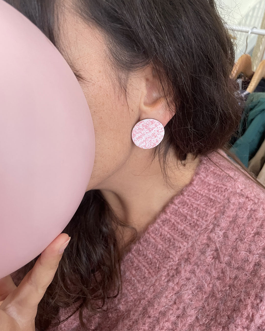 Boucles d'oreille puces rose et blanc barbie / Monique