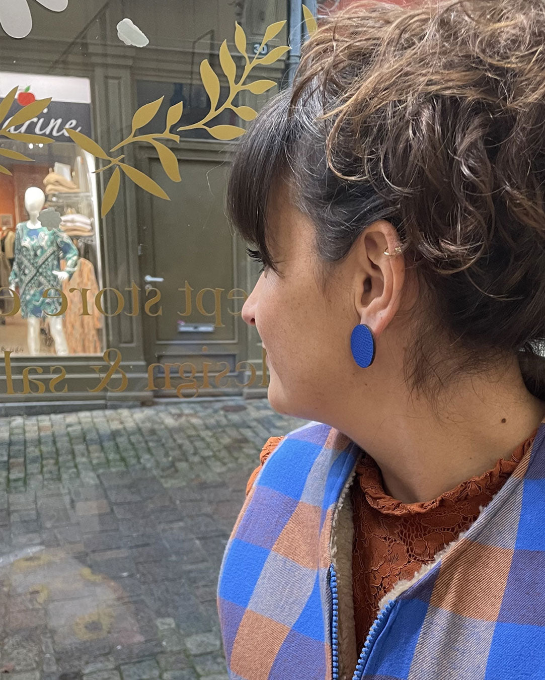 Boucles d'oreille puces de cuir bleu roi / Monique