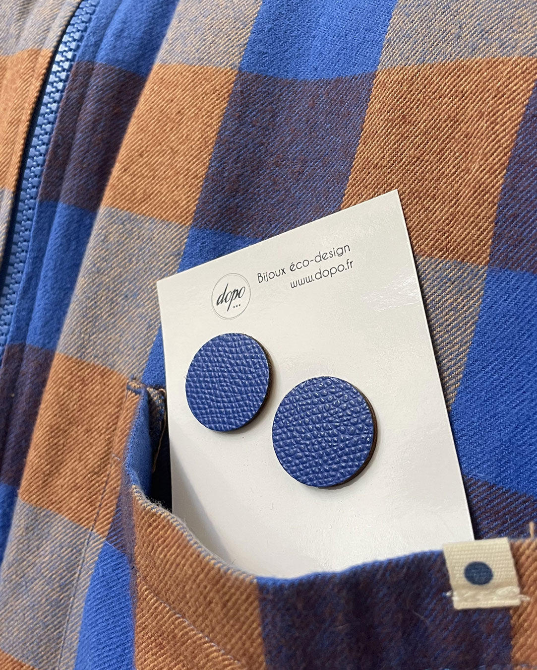 Boucles d'oreille puces de cuir bleu roi / Monique