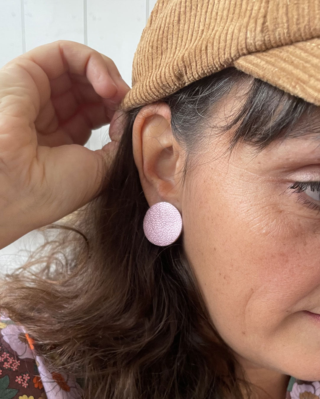 Boucles d'oreille puces rose métallisée / Monique