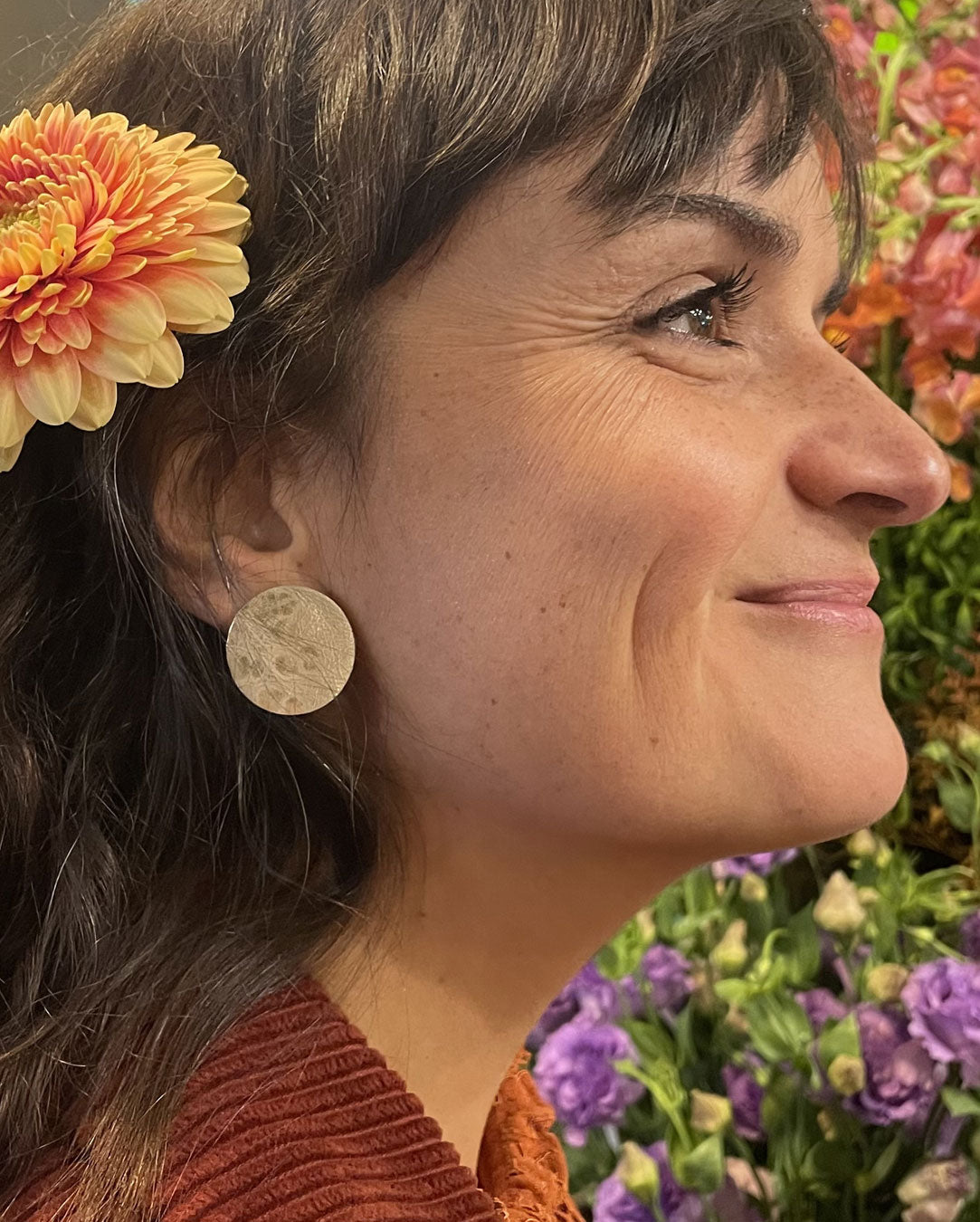 Boucles d'oreille puces de cuir cuivré clair / Monique