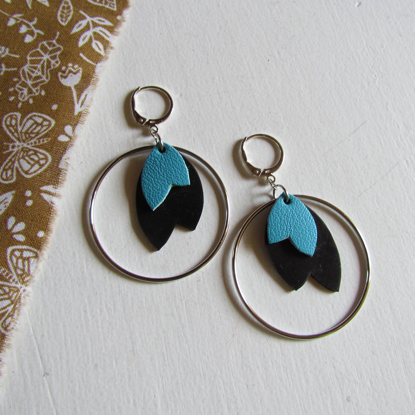 Boucles d'oreille les envolées turquoise et noir en cuir et chambre à air upcyclés