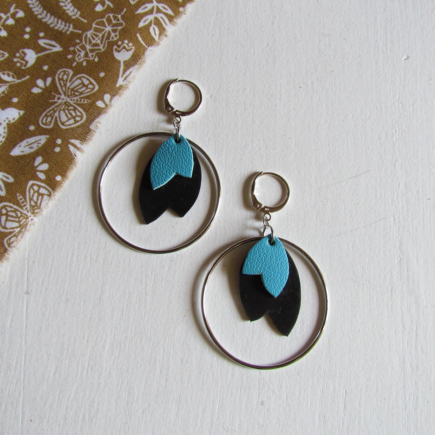 Boucles d'oreille les envolées turquoise et noir en cuir et chambre à air upcyclés