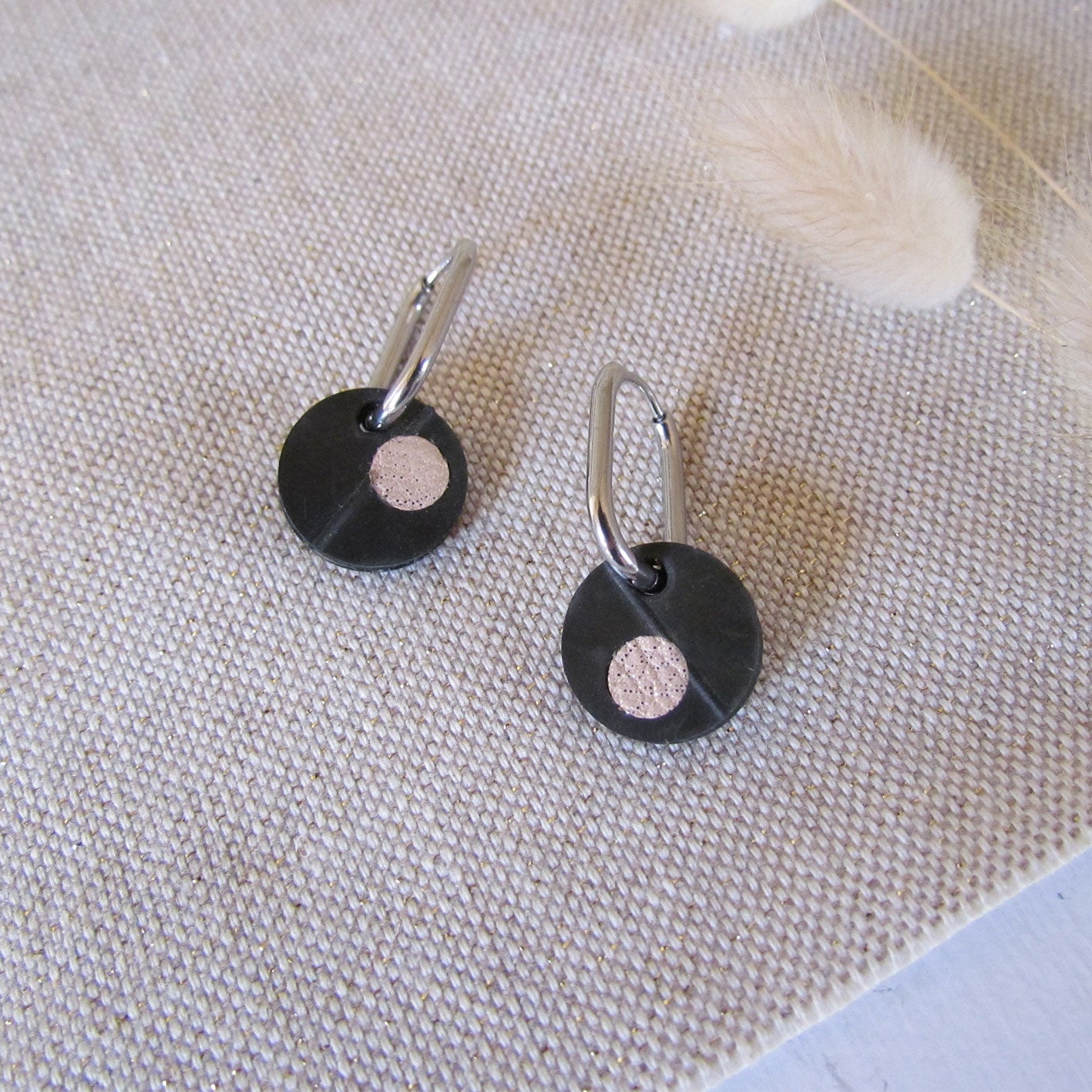 Boucles d'oreille asymétriques toute rondes noir et rose poudre