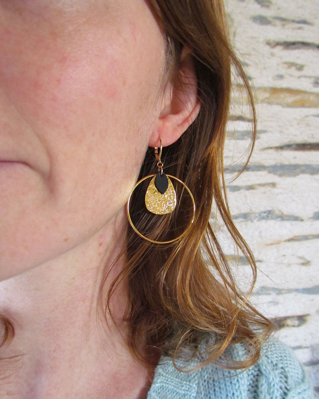 Boucles d'oreille légères créoles or et noir