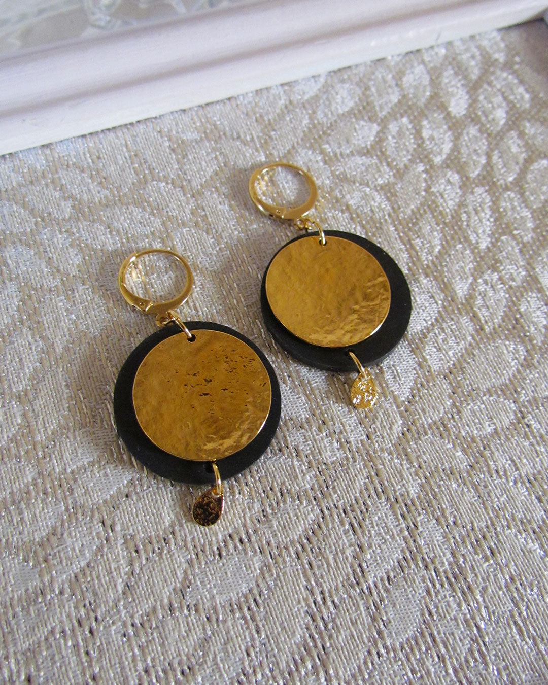 Boucles d'oreille pleine lune noir et or