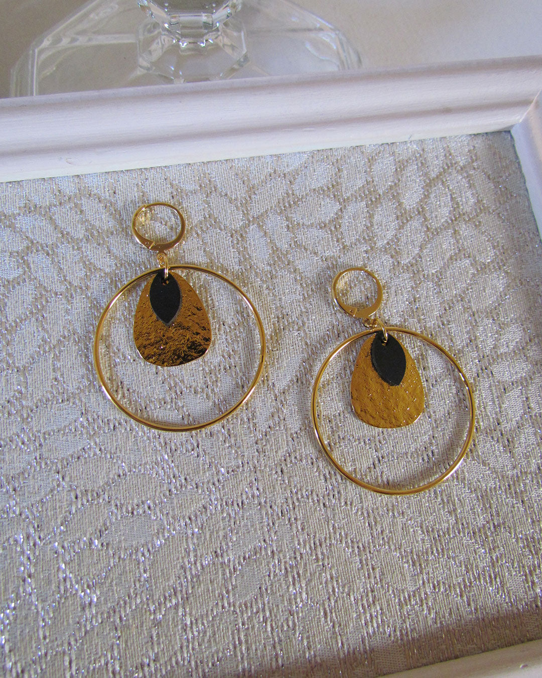 Boucles d'oreille légères créoles or et noir