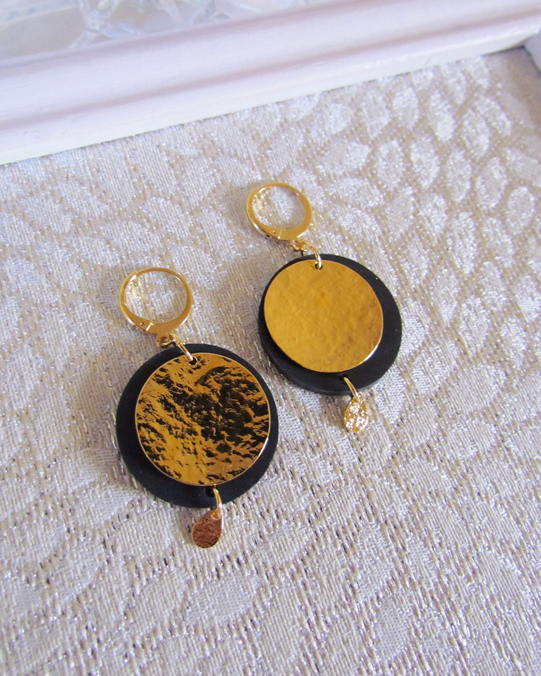 Boucles d'oreille pleine lune noir et or