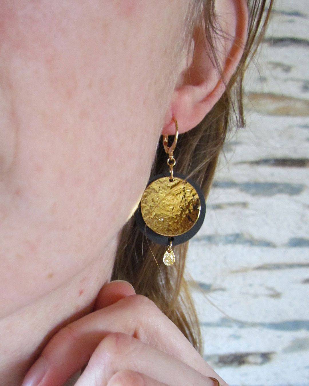 Boucles d'oreille pleine lune noir et or