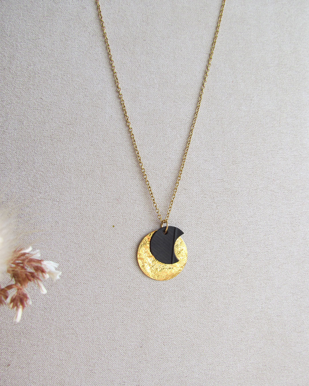 Collier lune noire et or