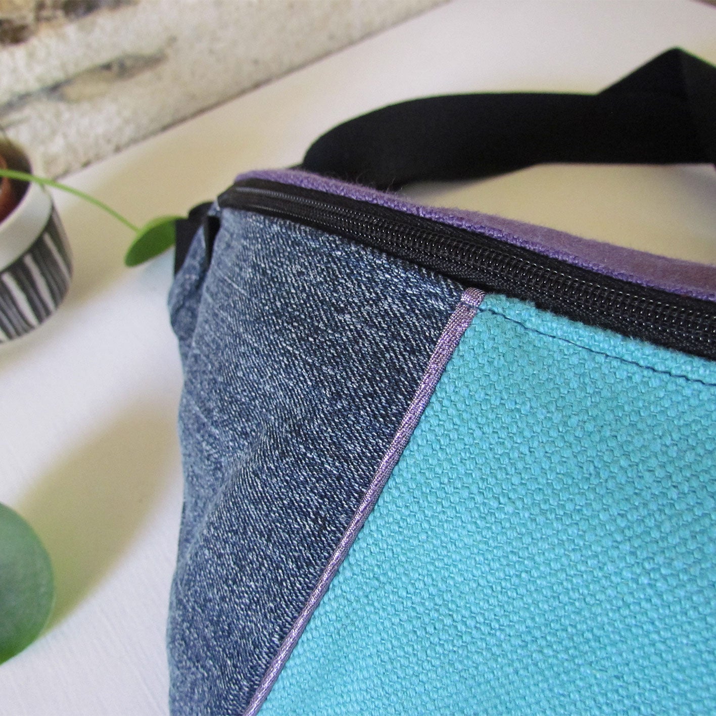 Sac banane upcyclé bleu turquoise et violet / Dopo