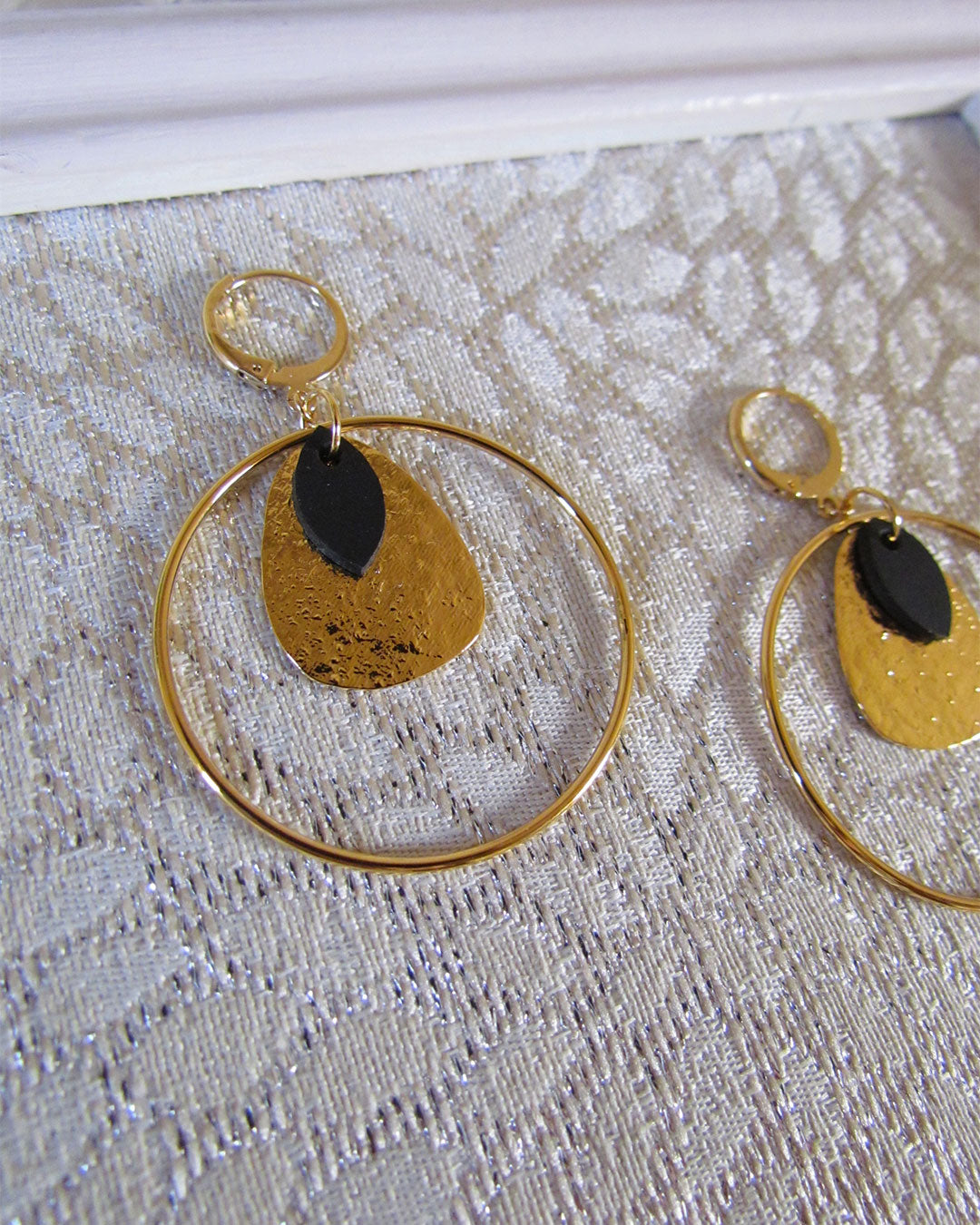 Boucles d'oreille légères créoles or et noir