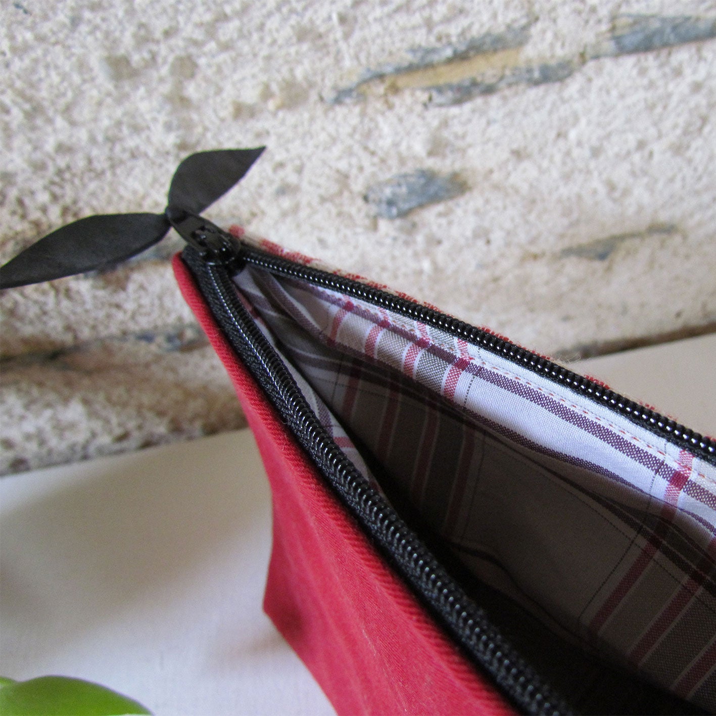 Trousse type trousse à maquillage en tissu rouge