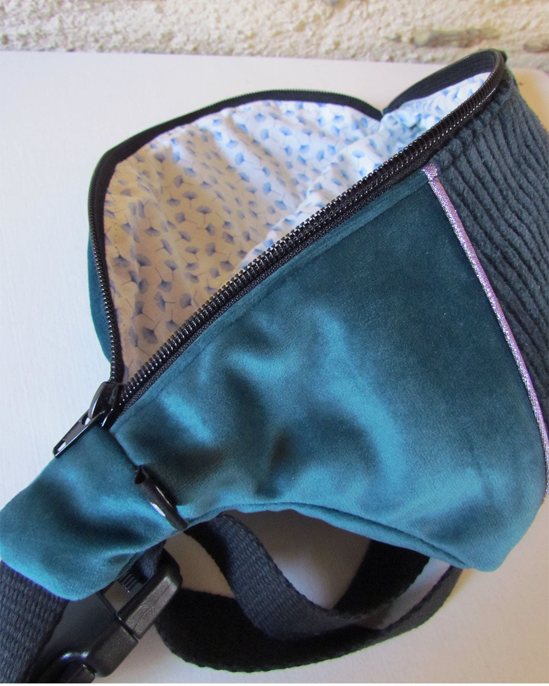 Sac banane upcyclé bleu marine en velours / Dopo