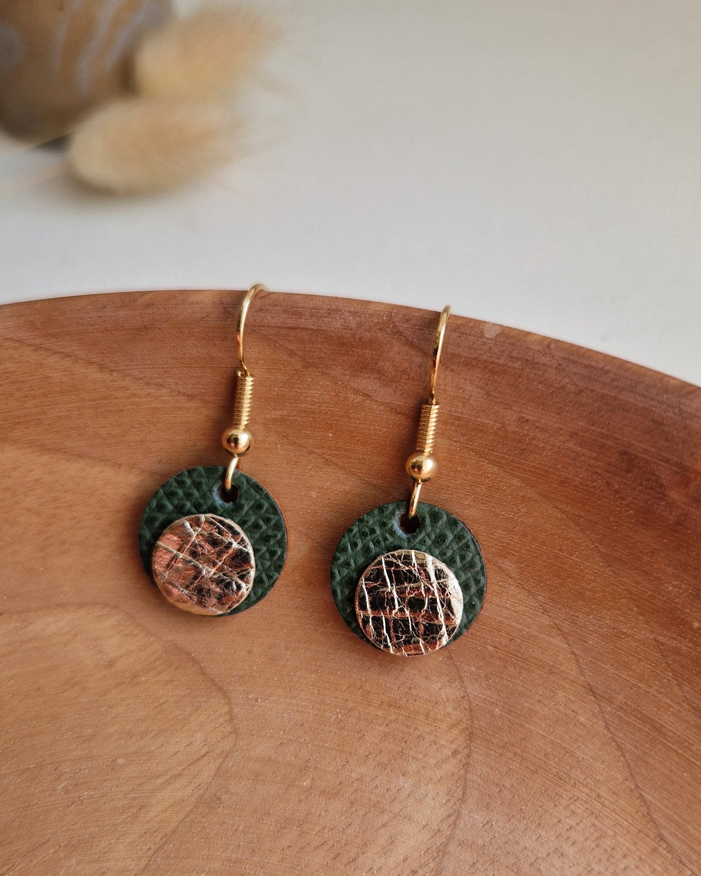 Boucles d'oreille rondes en cuir vert et doré