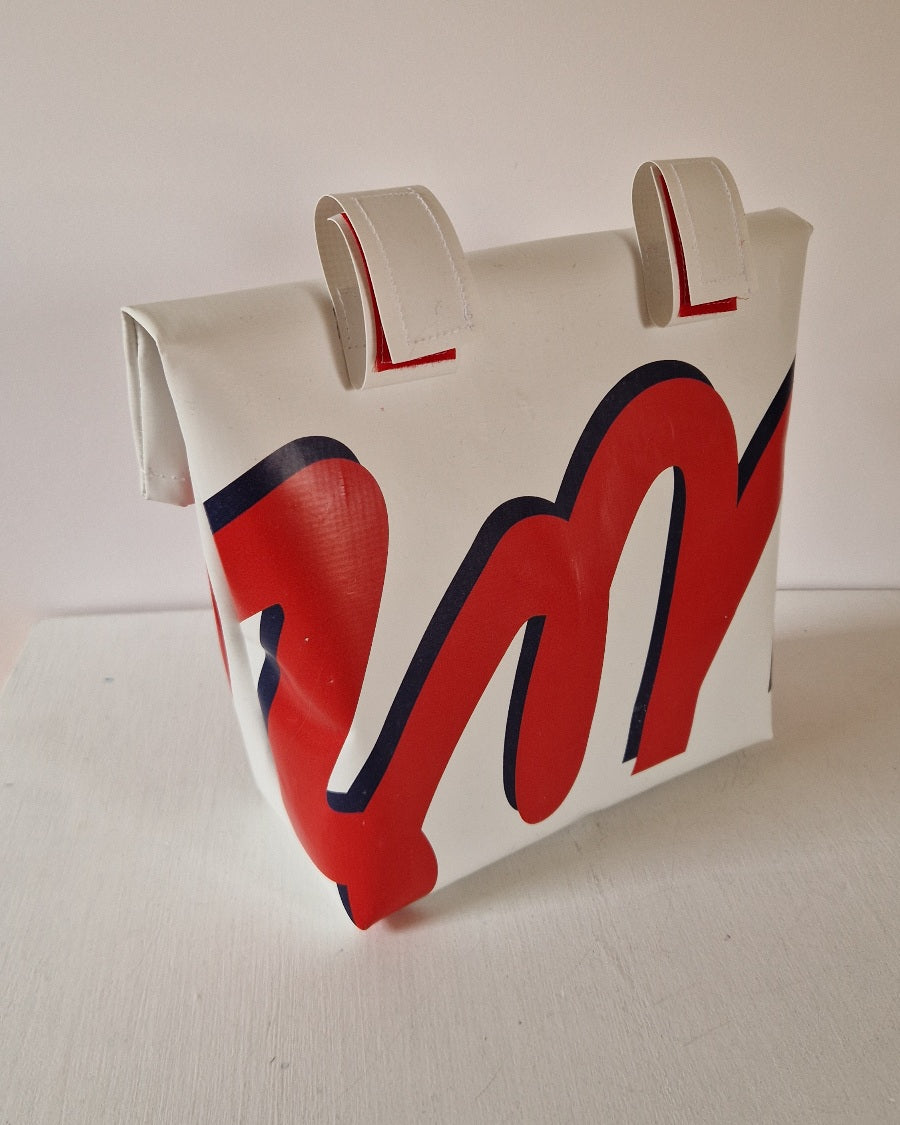 Pochette à vélo en bâche upcyclée blanche et rouge