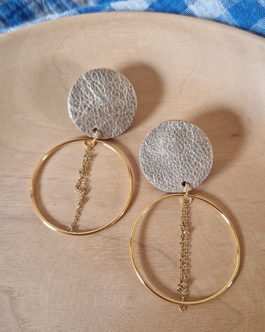 Boucles d’oreille puces en cuir doré