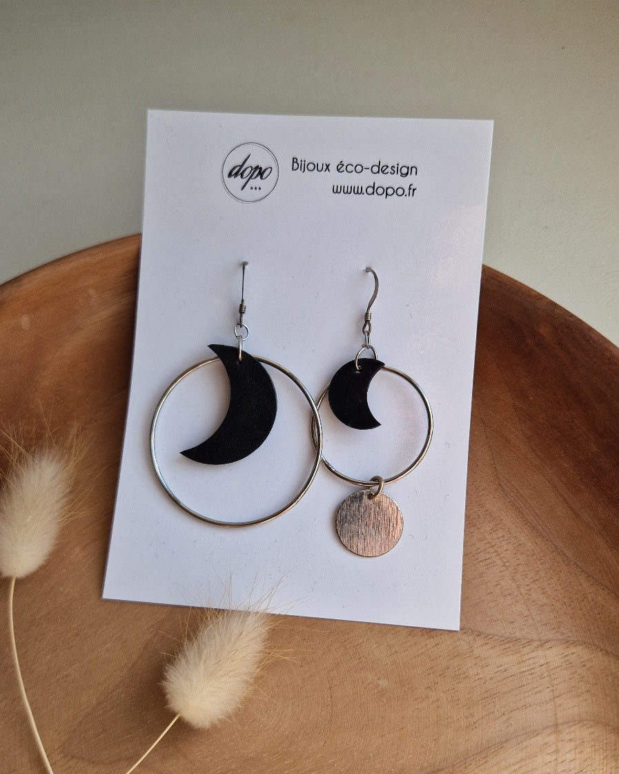 Boucles d’oreille asymétriques lunes noires