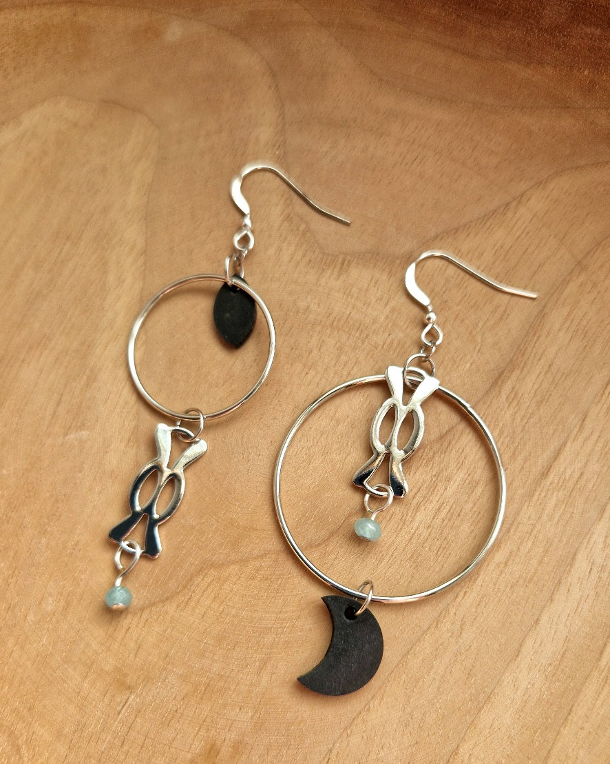 Boucles d'oreille asymétriques argentées légères perles turquoise