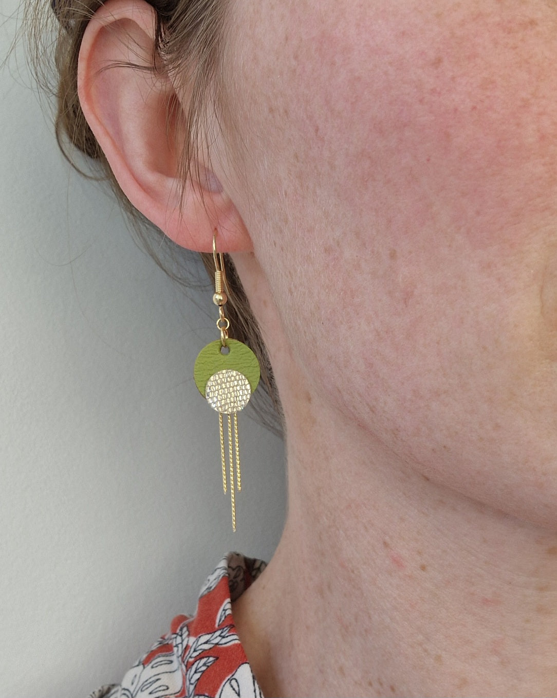 Boucles d'oreille rondes et fines or et vert / Isabelle