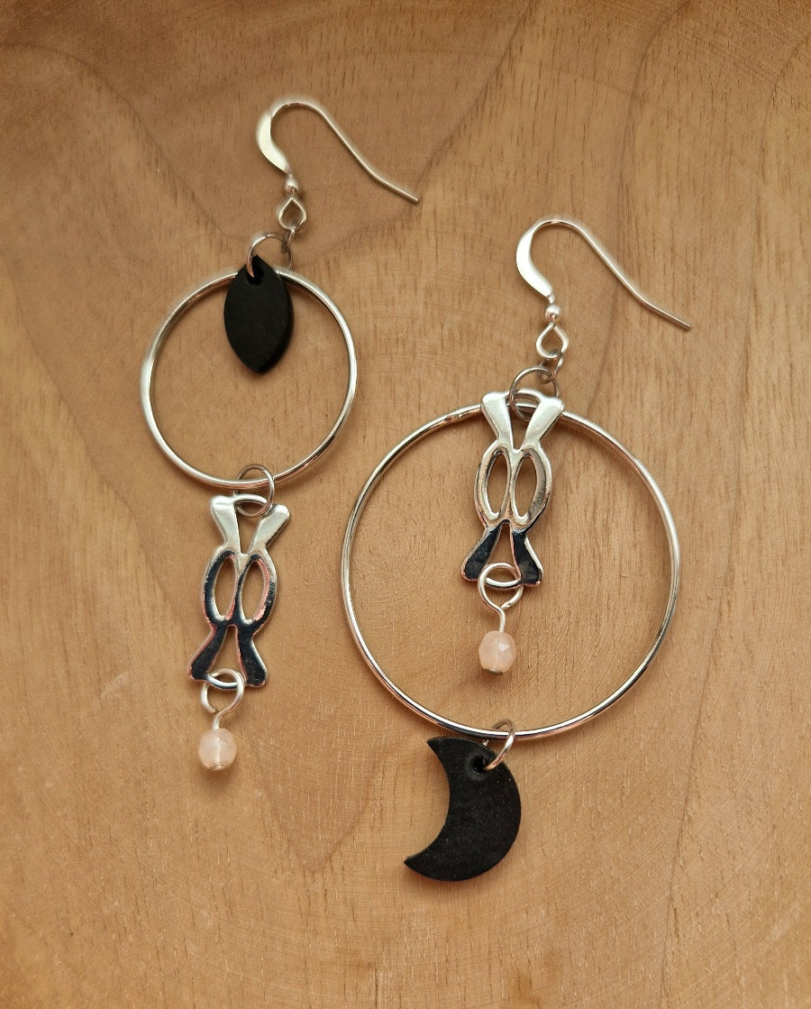 Boucles d'oreille asymétriques argentées légères
