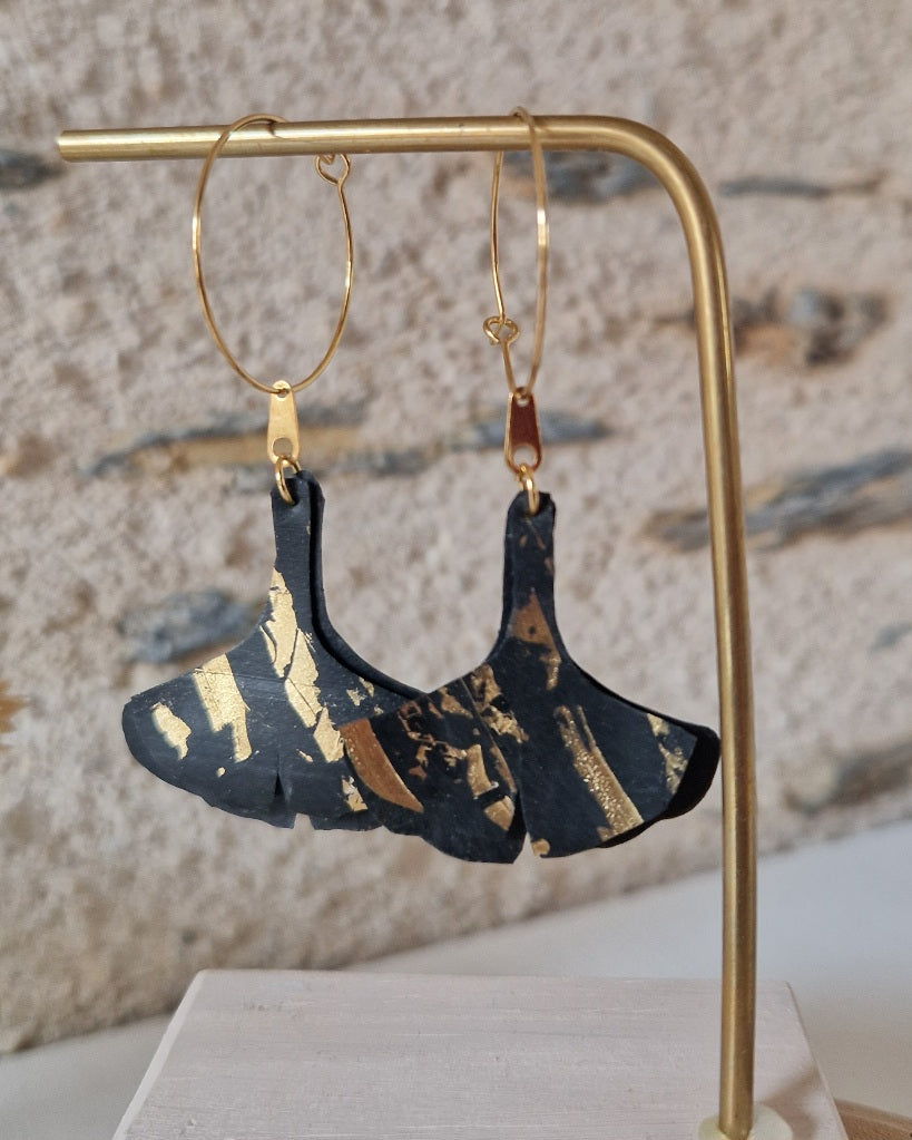 Boucles d'oreille feuilles de gingko biloba noir et or marbré