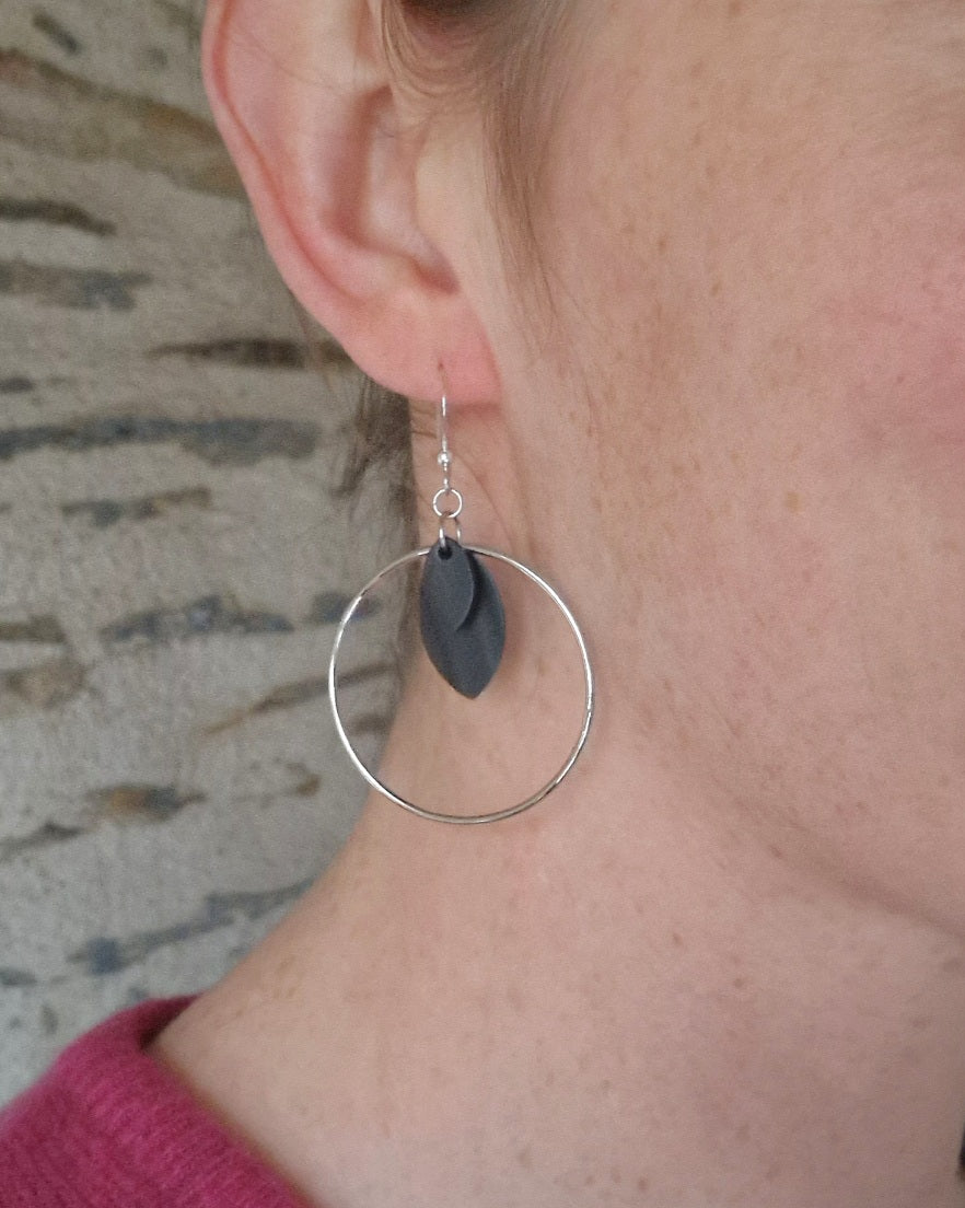 Boucles d’oreille noir et argent en chambre à air valorisée