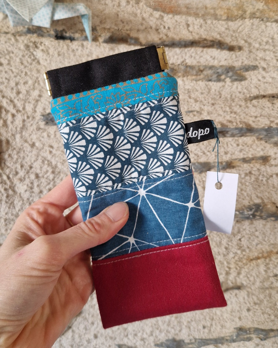 Étui à lunettes upcycling de petits tissus bleu