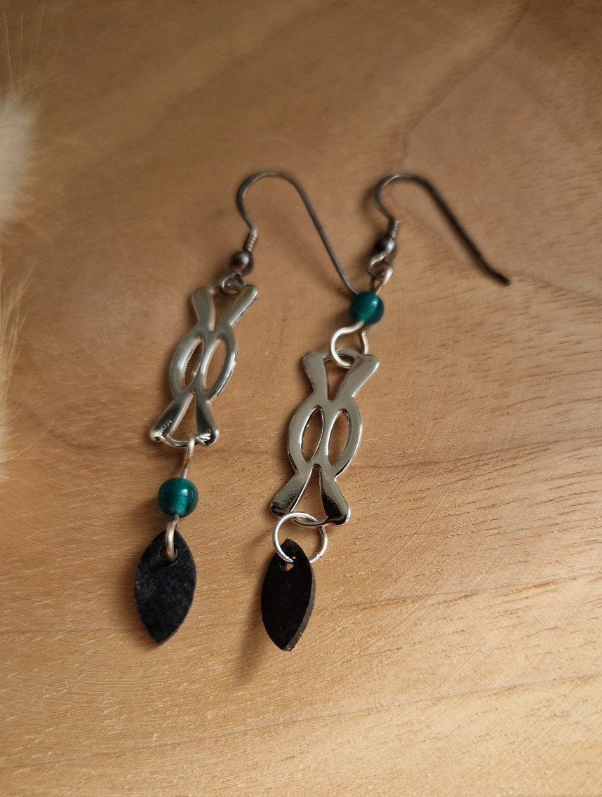 Boucles d'oreille asymétriques argent et noir perle de bleu